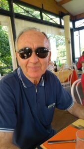 Uomo curato, insegnante, viaggiatore e  cultore d´arte - Club di Più