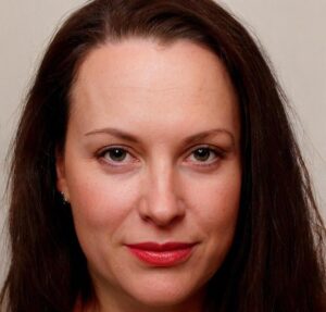 Donna sensibile, ottimista, femminile - Club di Più