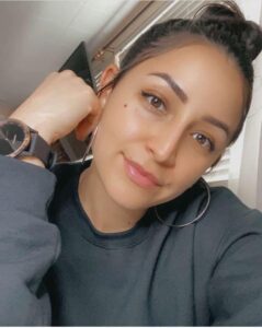 Ragazza carina, curata e femminile,  amorevole - Club di Più