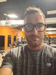 Giovane ragazzo intraprendente e bello - Club di Più