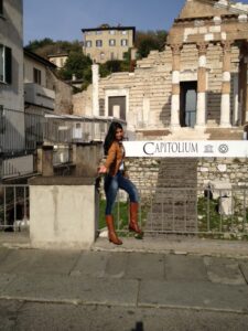 Donna giovane, nubile, solare, sorridente, affettuosa - Club di Più