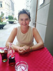 Donna semplice, libera, sorridente  - Club di Più