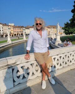 Fabrizio, uomo alto, snello, curato e di bell'aspetto - Club di Più