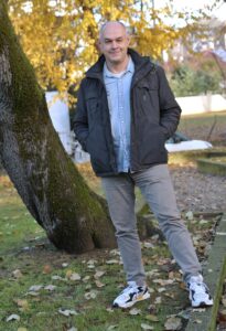 Gratificato, laureato, ottima condizione economica - Club di Più