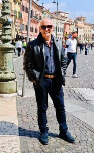 Gaetano    , alto e snello, sportivo, espressivo,  Verona - Club di Più