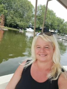 Donna semplice, sorridente, affettuosa - Club di Più