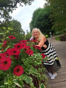 Donna semplice, sorridente, affettuosa - Club di Più