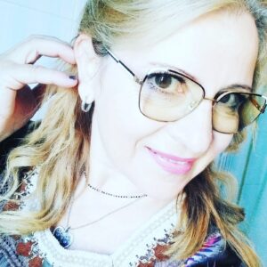 Donna di bella presenza, occhi verdi, snella - Club di Più