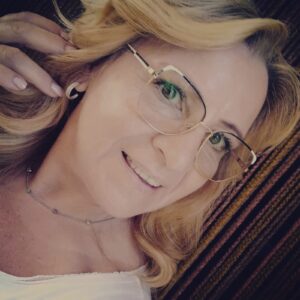 Donna di bella presenza, occhi verdi, snella - Club di Più