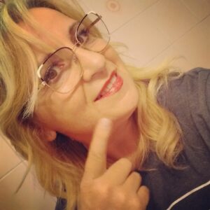 Donna di bella presenza, occhi verdi, snella - Club di Più