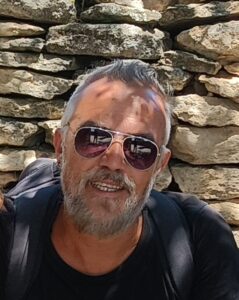 Uomo 50 anni musicista - Club di Più