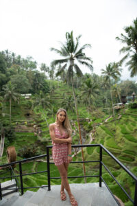 Ragazza educata e alla mano- Club di Più