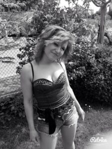 Linda, bella donna, sola, curata, fisico asciutto - Club di Più