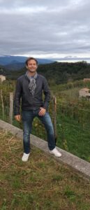 Uomo sportivo, viaggiatore, si diletta in cucina. - Club di Più