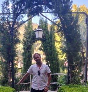 Uomo sportivo, viaggiatore, si diletta in cucina. - Club di Più