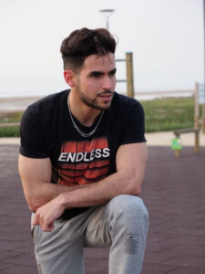 Ragazzo giovane artista di talento - Club di Più