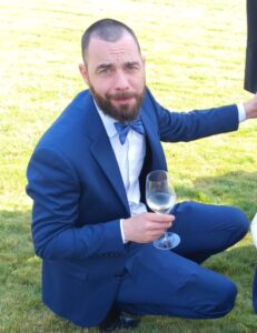 Celibe, sorridente, altruista, generoso - Club di Più