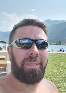 Tiziano     , curato, di buona presenza, solare, amichevole - Club di Più