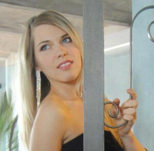 Bella ragazza bionda  - Club di Più