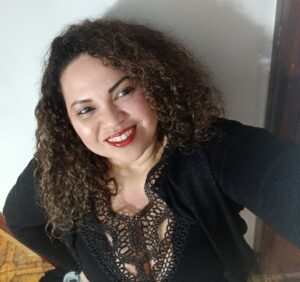 Sinuosa nelle forme, femminile, sorridente - Club di Più