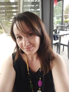 Donna simpatica, sorriso sulle labbra - Club di Più