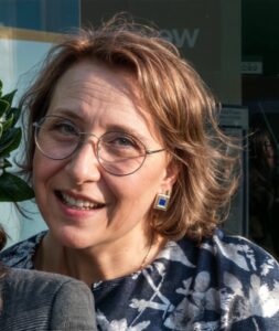 Donna, impiegata, laureata  - Club di Più