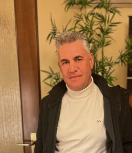 Bruno, uomo alto, brizzolato, sportivo e ballerino - Club di Più