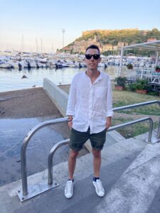 Ragazzo affettuoso, benestante - Club di Più