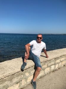 Uomo curato, artigiano, dinamico, sportivo  - Club di Più