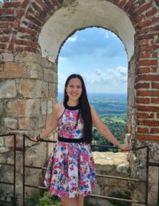 Donna bellissima, tratti orientali - Club di Più