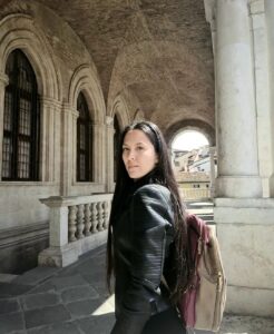 Donna bellissima, tratti orientali - Club di Più