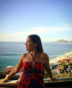 Donna bellissima, tratti orientali - Club di Più