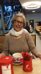 Donna single, aperta al dialogo, astemia non fumatrice - Club di Più