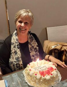 Donna sorridente, amo leggere e il giardinaggio - Club di Più