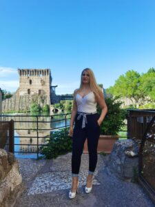 Silvia curata infermiera gentile femminile Verona - Club di Più