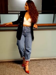 Bella ragazza, libera, gentile, femminile - Club di Più