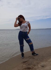 Bella ragazza, libera, gentile, femminile - Club di Più