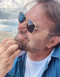 Consulente, laureato, simpatico, vivo in modo ricco - Club di Più