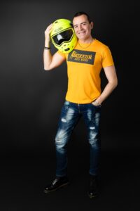 Uomo realizzato ottimista con due lauree - Club di Più