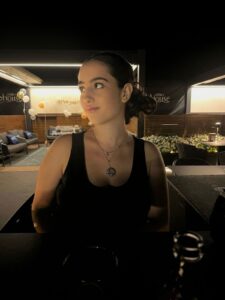 Ragazza seria, acqua e sapone, solare - Club di Più