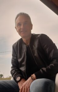 Uomo brizzolato di bella presenza, positivo,  - Club di Più