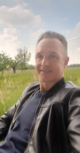 Uomo brizzolato di bella presenza, positivo,  - Club di Più