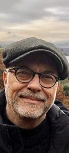 Uomo creativo, teatro, lettura, musica, chitarra - Club di Più