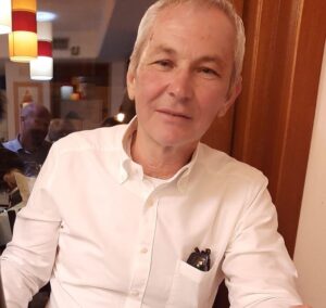 Uomo gratificato nel lavoro e nella vita, agiato - Club di Più