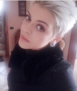 Ragazza curata, riservata, solare e sorridente, Club di Più