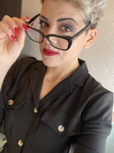 Ragazza curata, riservata, solare e sorridente, Club di Più