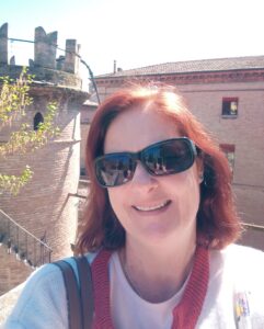 Donna curata, femminile, semplice, sorridente, Club di Più