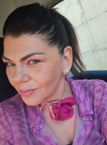 Donna socievole, estroversa, Club di Più