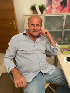 Uomo 60 anni pragmatico, solare, amo i viaggi, Club di Più