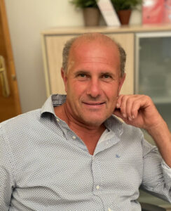 Uomo 60 anni pragmatico, solare, amo i viaggi, Club di Più